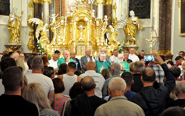 Jest już tradycją, że podczas Eucharystii można podejść  blisko do ołtarza.