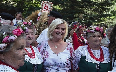 Ilona Jaroszek (trzecia od lewej) podczas obrzędu dożynkowego.