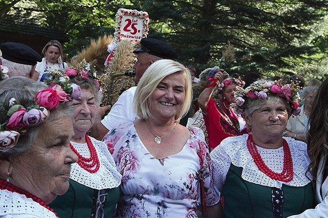 Ilona Jaroszek (trzecia od lewej) podczas obrzędu dożynkowego.