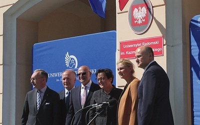 Przed tablicą  z nową nazwą uczelni  jej rektor prof. Sławomir Bukowski (trzeci od lewej).