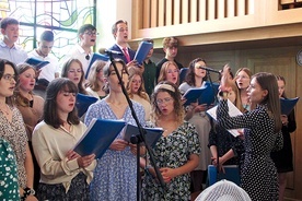 Oprawę muzyczną podczas Eucharystii zapewniła Diakonia Muzyczna.