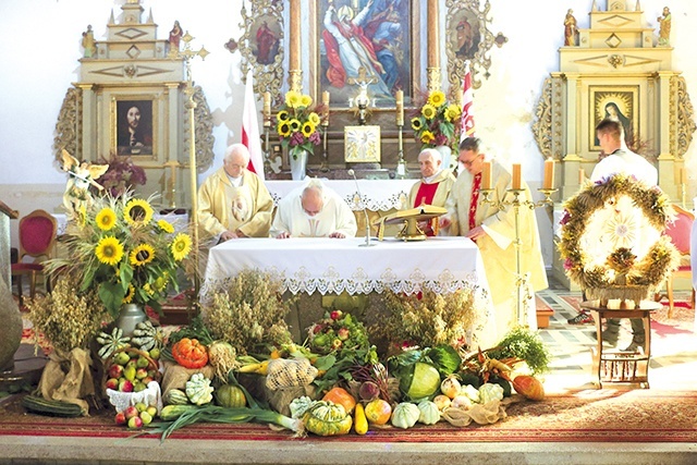 Tegoroczne plony mieszkańcy złożyli u stóp ołtarza.