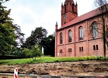 ▲	Rozkopana nawierzchnia ujawniła szczątki z dawnego cmentarza. 