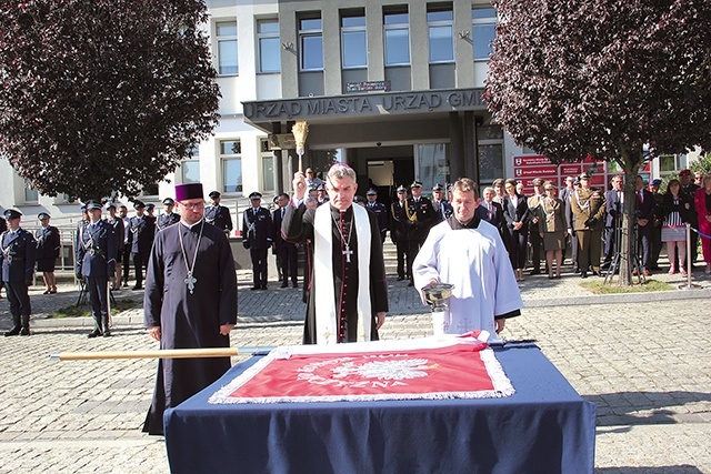 ▼	Biskup pobłogosławił dar społeczności dla policjantów w Świdwinie.