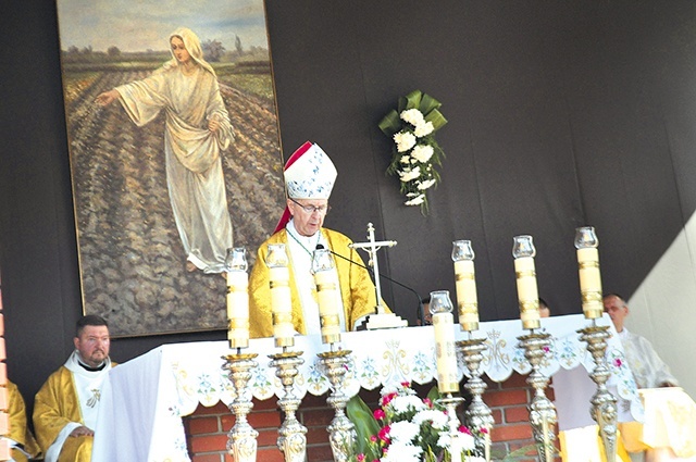 ▼	Metropolita poznański przyjechał  do sanktuarium  MB Brzemiennej  na zaproszenie bp. Szymona Stułkowskiego i ojców bernardynów.