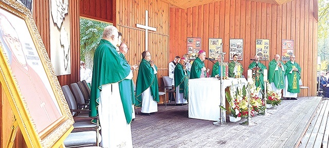 Modlitwa w parku, w którym kiedyś mieścił się pałac rodziny hierarchy.