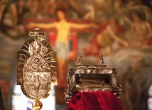 ▲	W bazylice św. Franciszka na ołtarzu znajdowały się relikwiarz świętego przywieziony z Krakowa oraz relikwiarz przechowywany w Asyżu od momentu kanonizacji męczennika.