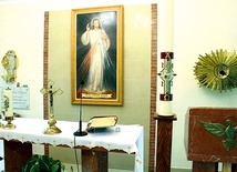 ◄	W kaplicy znajdują się relikwie św. Jana Pawła (na lewo od obrazu Jezusa Miłosiernego).