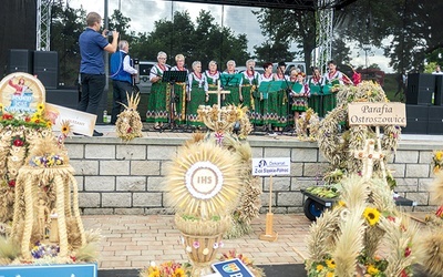 W diecezjalnych uroczystościach wzięły udział delegacje z poszczególnych dekanatów.