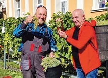Kustosz sanktuarium Matki Bożej Wychowawczyni Powołań Kapłańskich (z prawej) z winiarzem Mariuszem Pacholakiem.