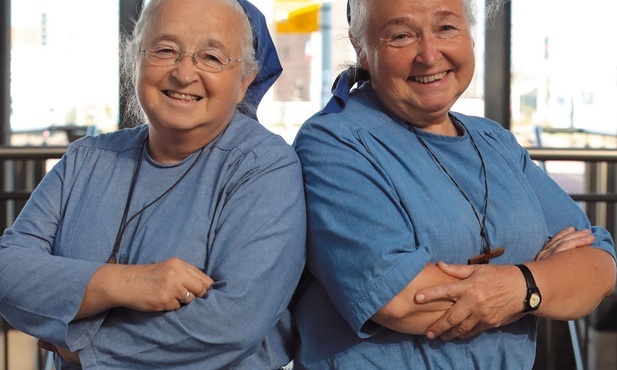 – Każdego dnia za Karolem de Foucauld powtarzamy:  „Ojcze, powierzam się Tobie, uczyń ze mną,  co zechcesz” – wyznają siostry Ewa (z lewej) i Mariola.