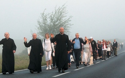 Pielgrzymi przybywali już rano, gdy pola jeszcze okrywała mgła.