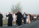 Pielgrzymi przybywali już rano, gdy pola jeszcze okrywała mgła.