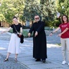 Do wspólnej modlitwy, zabawy i uwielbienia Pana Boga zapraszają Katarzyna Stopka ks. Mariusz Chamerski i Karolina Majchrzak.