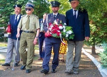 Kwiaty na grobie bohaterskiego kapitana złożyli przedstawiciele Koła Związku Żołnierzy Wojska Polskiego.