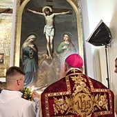 W czasie jubileuszu bp Andrzej Jeż poświęcił gruntownie odnowiony monumentalny obraz Jezusa Ukrzyżowanego z pierwszego wystroju kościoła.