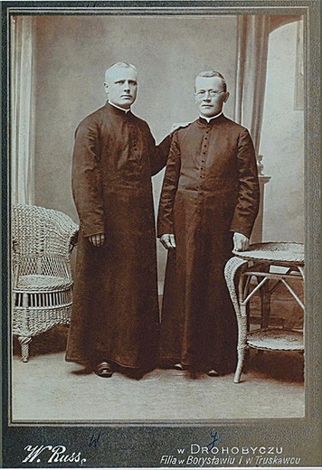 Ks. Józef Dutka (z prawej) z bratem ks. Walentym Dutką.
