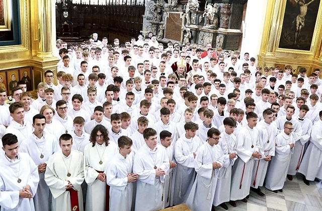 − Gdybym wyświęcił tylu kapłanów, ilu was tu jest, to byłbym najszczęśliwszym człowiekiem na ziemi − żartował biskup.