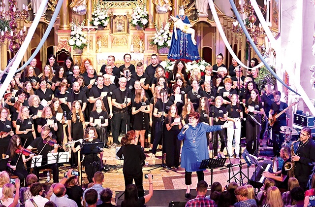 ▲	Uczestnicy wraz z Beatą Bednarz oddali cześć Bożej Matce. 