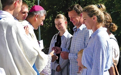 ▲	Złożenie darów ołtarza na ręce bp. Romana Pindla.