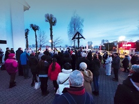 ▲	Goerlitz. Wieczorna modlitwa o pokój na świecie.