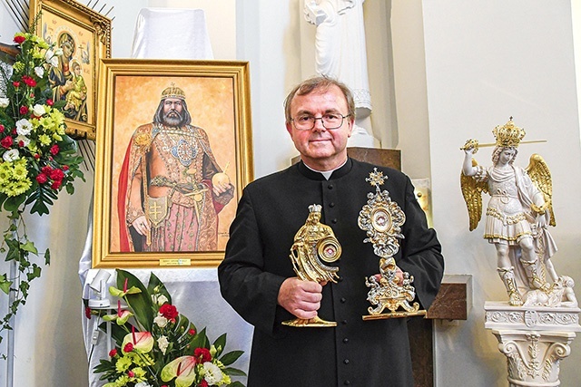 Penitencjaria Apostolska w Rzymie udzieliła z okazji jubileuszowej specjalnego przywileju odpustowego.  Ks. Robert Tomasik z relikwiami założyciela i patrona.