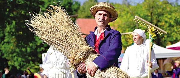 „Plon niesiemy, plon” – śpiewał podczas przemarszu korowodu Zespół Pieśni i Tańca „Warmia”.