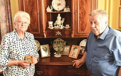 Helena i Wacław Nyczowie z Nietoperka (52 lata małżeństwa) mają wiele pamiątek rodzinnych, ale medal Sprawiedliwy wśród Narodów Świata znajduje się na honorowym miejscu. 