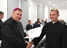 Podczas spotkania bp Adrian Put wręczył dekrety nowym duszpasterzom dekalnalnym.