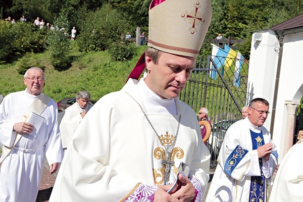 Bp Aleksander Jazłowiecki, za nim czescy diakoni w drodze do ołtarza.