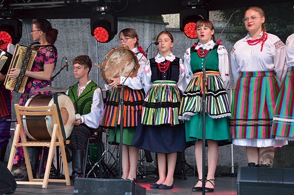 Pierwsi zaprezentowali się na scenie młodzi uczestnicy warsztatów muzycznych. 