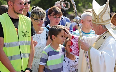 ▲	Wydarzeniu towarzyszyły słowa Jana Pawła II: „Miłość, która jest gotowa oddać życie, nie zginie”.  Pod takim hasłem w przyszłym roku w diecezji będzie przebiegała peregrynacja relikwii błogosławionych Ulmów.