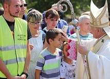 ▲	Wydarzeniu towarzyszyły słowa Jana Pawła II: „Miłość, która jest gotowa oddać życie, nie zginie”.  Pod takim hasłem w przyszłym roku w diecezji będzie przebiegała peregrynacja relikwii błogosławionych Ulmów.