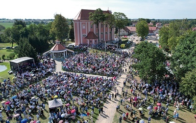 ▲	Uroczystości skrzatuskie na placu pielgrzymkowym.