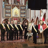 ▲	Wizerunek świętego w asyście pocztu sztandarowego, członków wspólnoty i proboszcza ks. Zbigniewa Krawczyka.