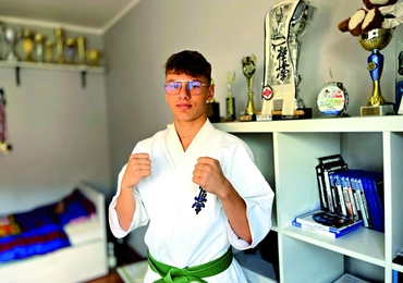 Wiktor na tle swoich trofeów