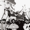 ◄	Bp Kaczmarek (w środku) w dniu otrzymania sakry, w drodze do katedry.
