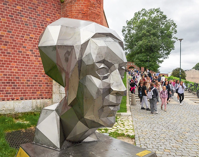 ▲	Przy wejściu na Wawel wita nas geometryczna „kobieta w czepcu”. 