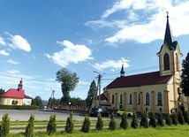 Kościół i kaplica, gromadząca parafian codziennie o godz. 21.