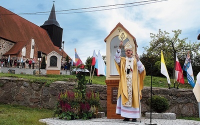 Po uroczystej liturgii metropolita poświęcił kapliczkę św. Rocha, patrona osady, i pobłogosławił mieszkańców jego relikwiami.