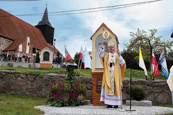 Po uroczystej liturgii metropolita poświęcił kapliczkę św. Rocha, patrona osady, i pobłogosławił mieszkańców jego relikwiami.