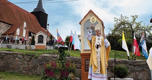 Po uroczystej liturgii metropolita poświęcił kapliczkę św. Rocha, patrona osady, i pobłogosławił mieszkańców jego relikwiami.