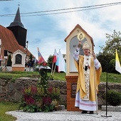 Po uroczystej liturgii metropolita poświęcił kapliczkę św. Rocha, patrona osady, i pobłogosławił mieszkańców jego relikwiami.