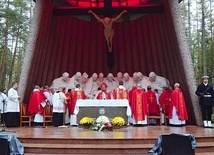 Eucharystia w intencji ofiar zawsze odprawiana jest w pierwszą niedzielę października.