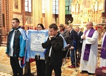 Wspólnota Ośrodka Rehabilitacyjnego w Rusinowicach podczas pożegnania.