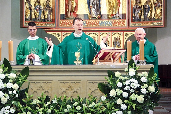 Liturgii przewodniczył dyrektor ks. Łukasz Bikun,  koncelebrował zaś ks. Henryk Romanik, proboszcz katedry.