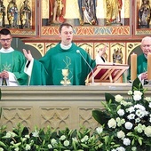 Liturgii przewodniczył dyrektor ks. Łukasz Bikun,  koncelebrował zaś ks. Henryk Romanik, proboszcz katedry.