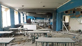 Jedna ze zniszczonych klas ukraińskiej szkoły, której uczniowie wypoczywali  na Dolnym Śląsku.