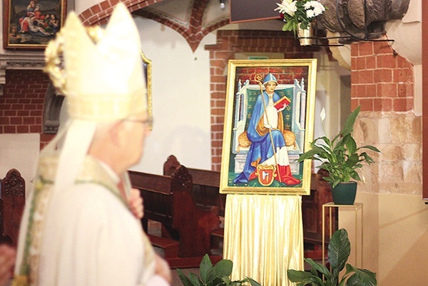 Obraz towarzyszący liturgii przedstawiał biskupa Nankera, który poświęcił kościół w 1341 roku. 