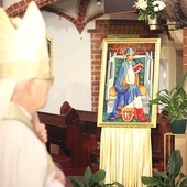 Obraz towarzyszący liturgii przedstawiał biskupa Nankera, który poświęcił kościół w 1341 roku. 